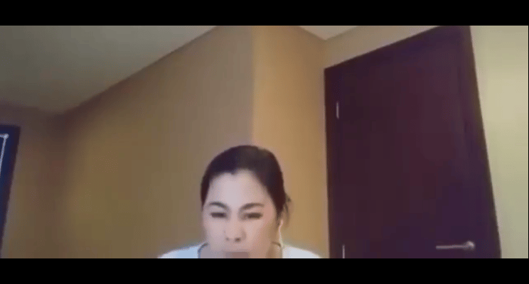 在阿联酋迪拜的一名菲律宾女佣正在直播时，突然收到伊朗刷的一枚大火箭[恐惧]
这摄