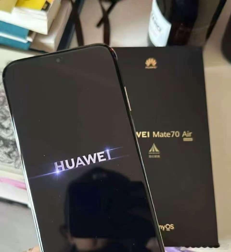 微博近日曝光了华为即将在本周发布的 Mate70 Air，除了外观只有以下这些: