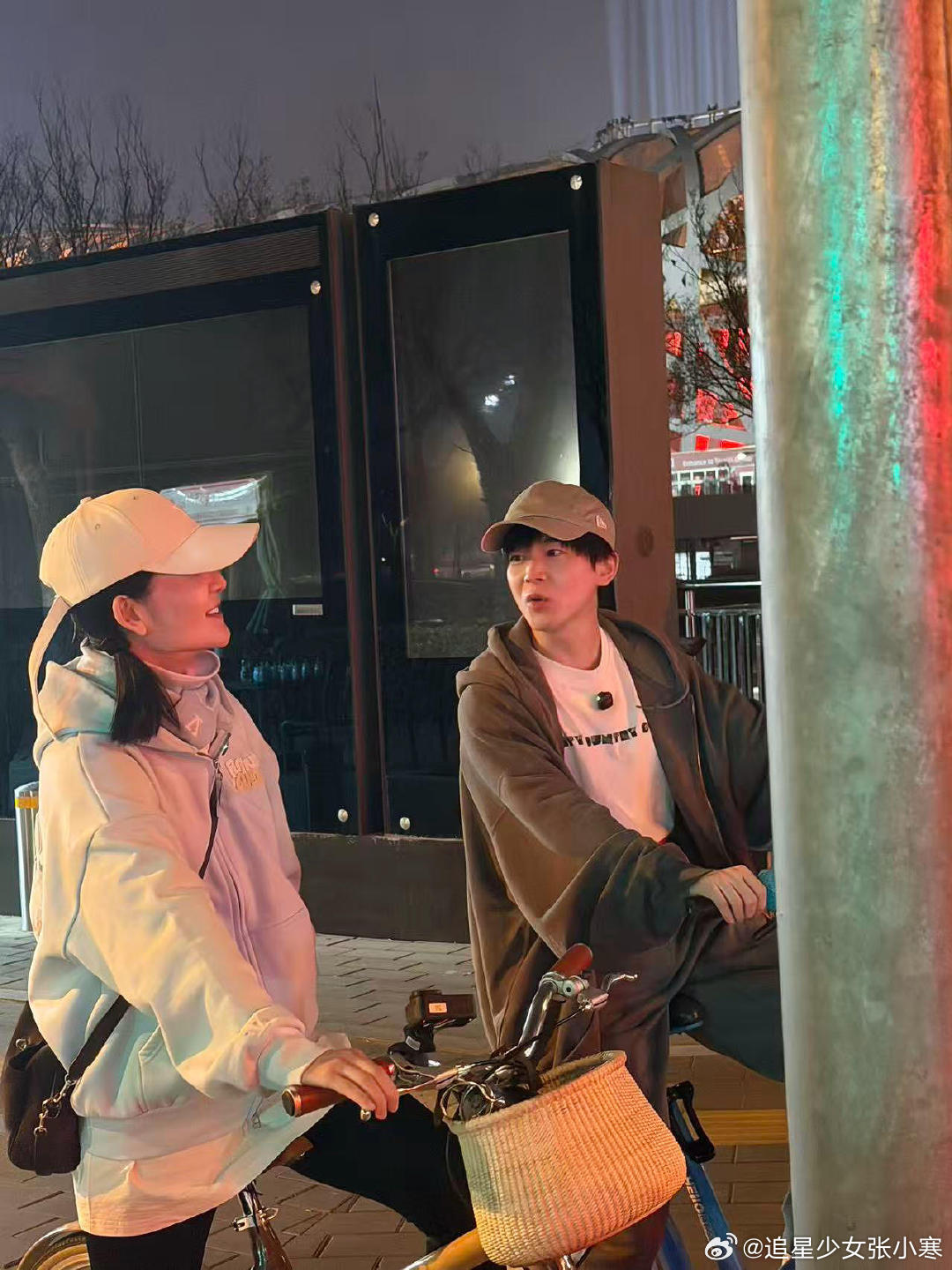 偶遇谢娜沈凌骑自行车网友偶遇谢娜沈凌骑自行车，一年一度的节目又来了哈哈哈。偶遇谢