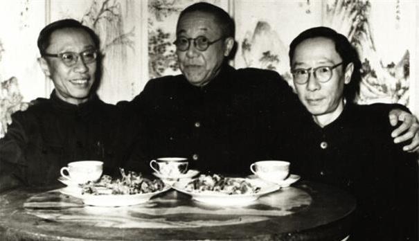 1924年，北京城风雨飘摇，37岁的载涛，一夜之间就被割断了皇家所有的俸禄和补贴