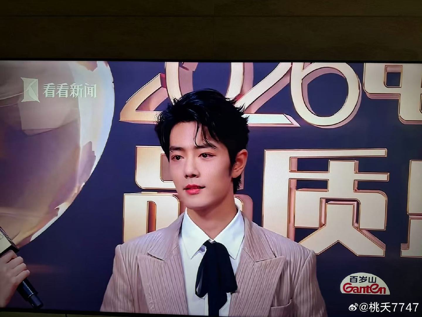 肖战黑色蝴蝶结领结肖战蝴蝶结领结哇哇哇！肖战今天的造型好优雅好绅士啊！ 