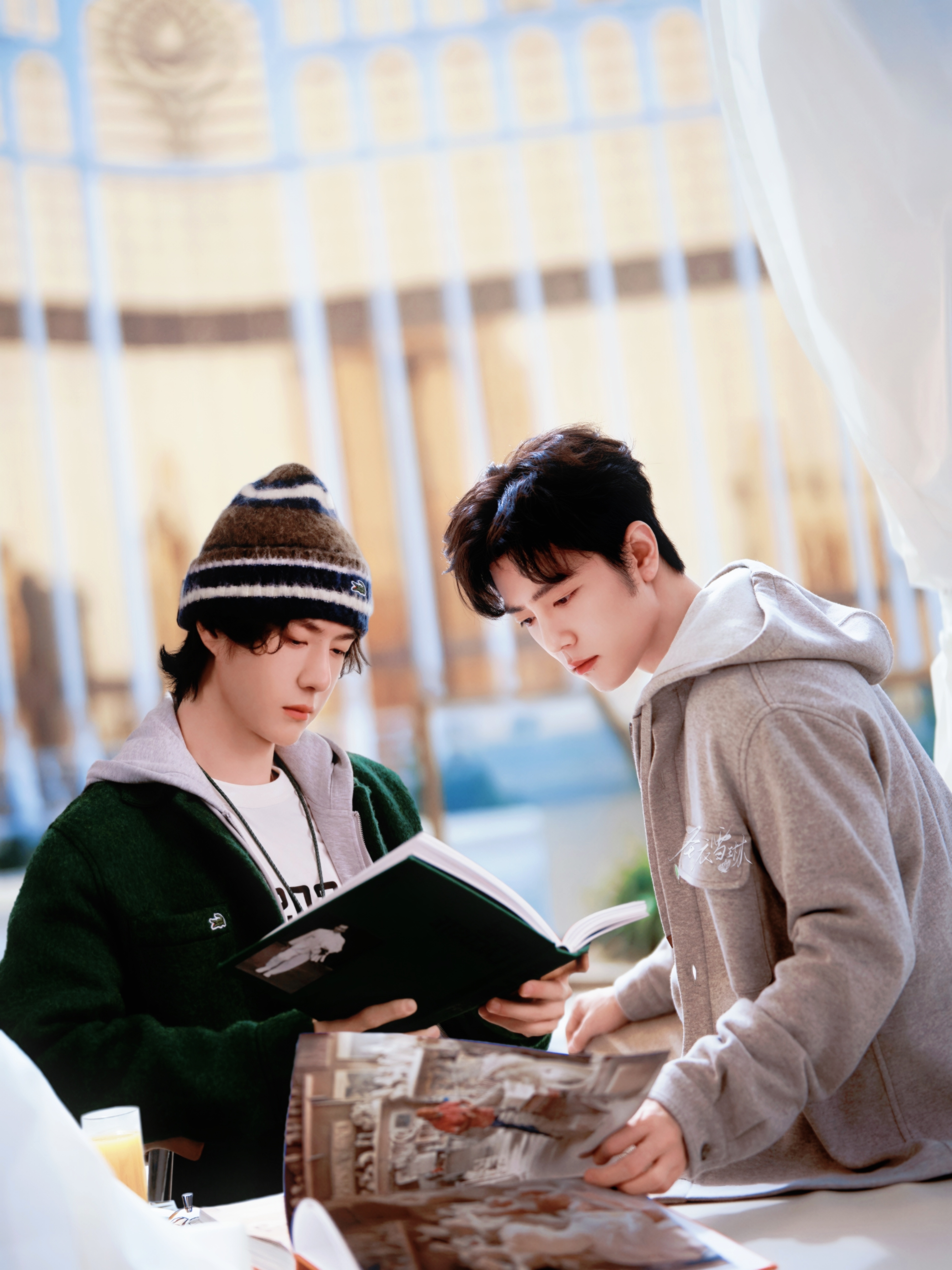 博君一肖 发布会前，两位代言人一起研究时尚新品取图留名