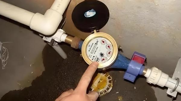 11月24日，郑州王女士遇“天价水费”，两月用水2655吨需缴2.7万余元。检查