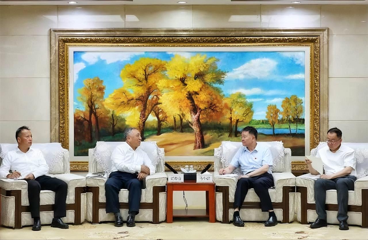 7月9日，中国煤炭地质总局党委书记贾春曲在兰州，与兰州大学党委书记马小洁举行工作