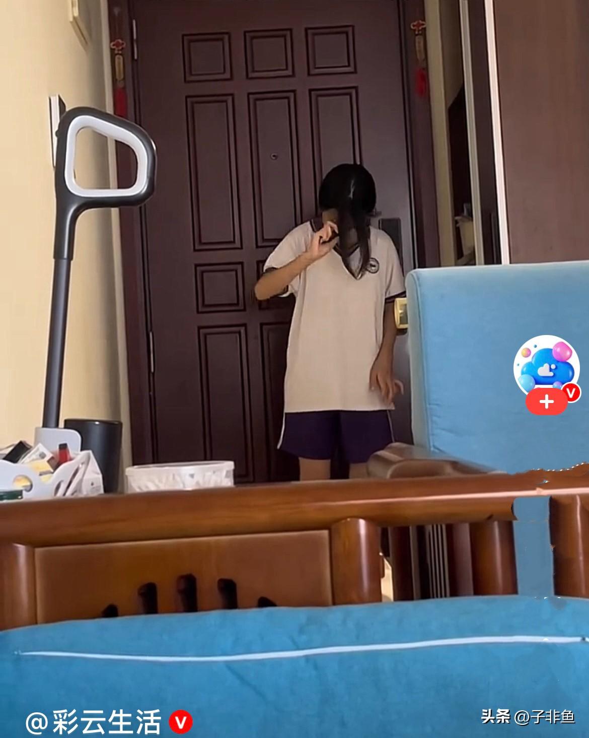 突然发现现在的小学生、中学生小姑
娘，几乎很少看到干净利落的高马尾辫了，都是清一