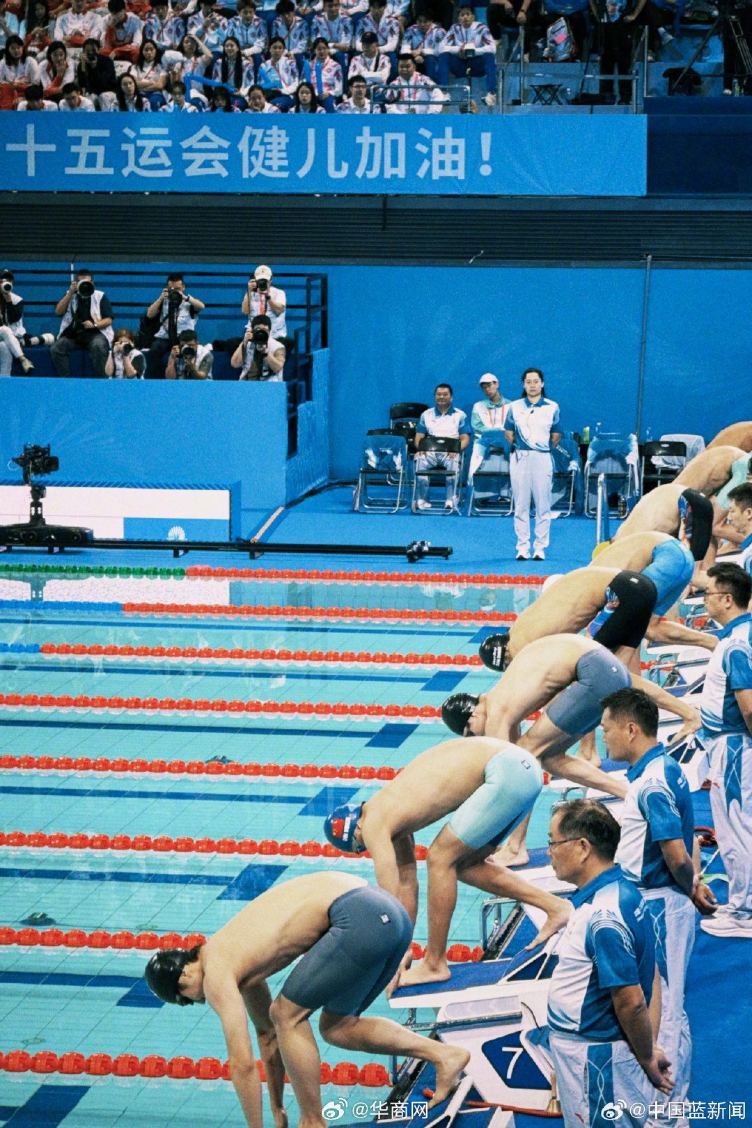 【】 在今晚举行的男子800米自由泳决赛，山东队 打破全国青年纪录，夺得金牌！ 