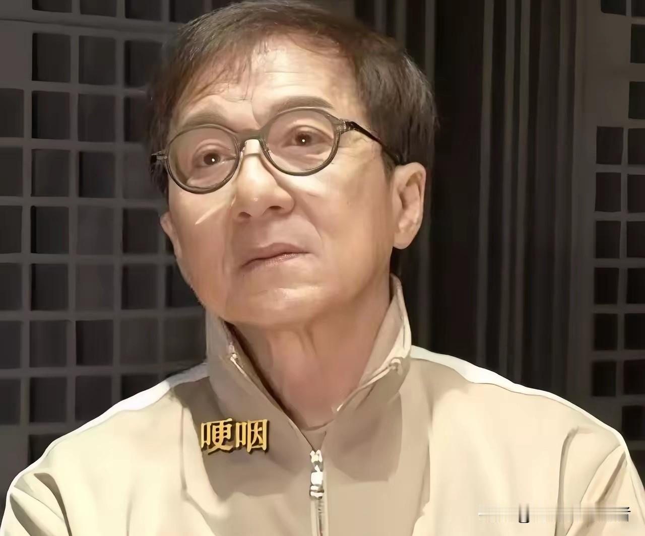 成龙年轻时候还真的挺帅气，要不然也不会成为国际大明星。
如今成龙也老了，但是坚持