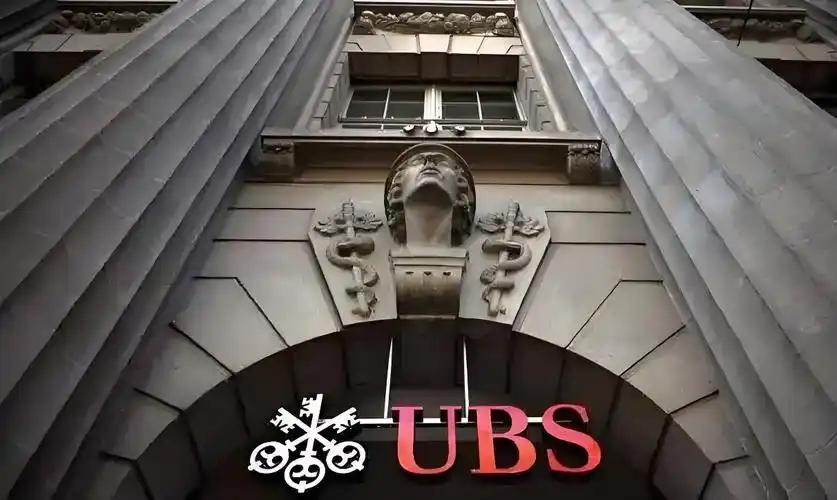 为什么瑞士银行不再中立了？百年信誉一夜崩塌，全世界的富豪都在慌着转移资产。瑞士亲