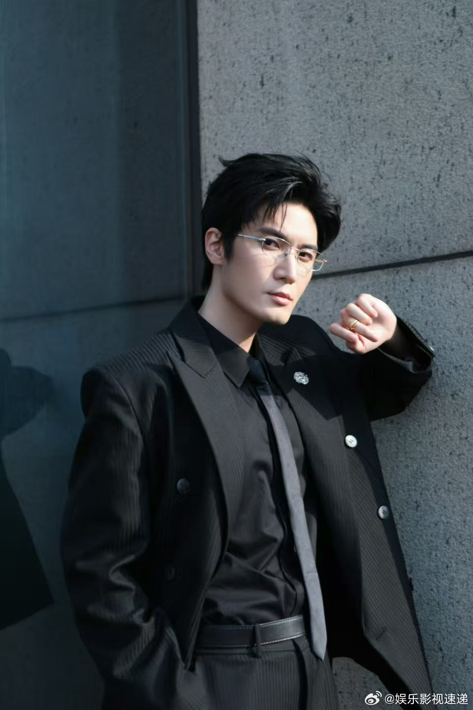 刘海宽跪求刘晓庆当他女朋友 谁能想到当年那个温润如玉的蓝曦臣，现在单膝跪地求刘晓