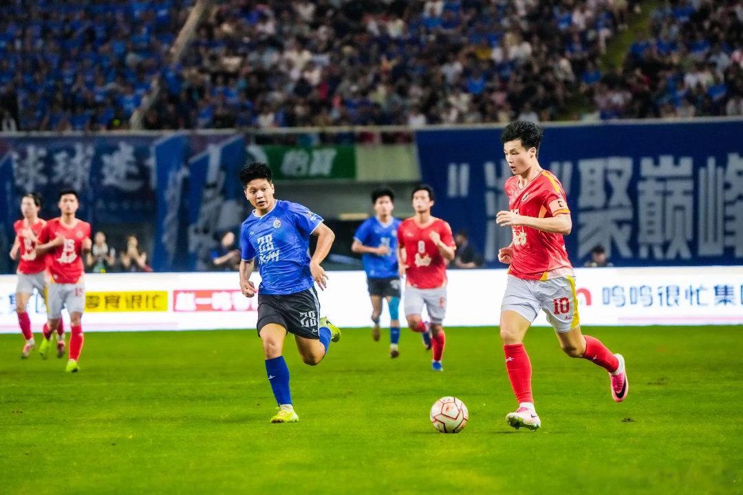 湘超有自己的应援显眼包长沙上演湘超版英阿球迷对决🏆长沙队对战永州队火力全开，赛