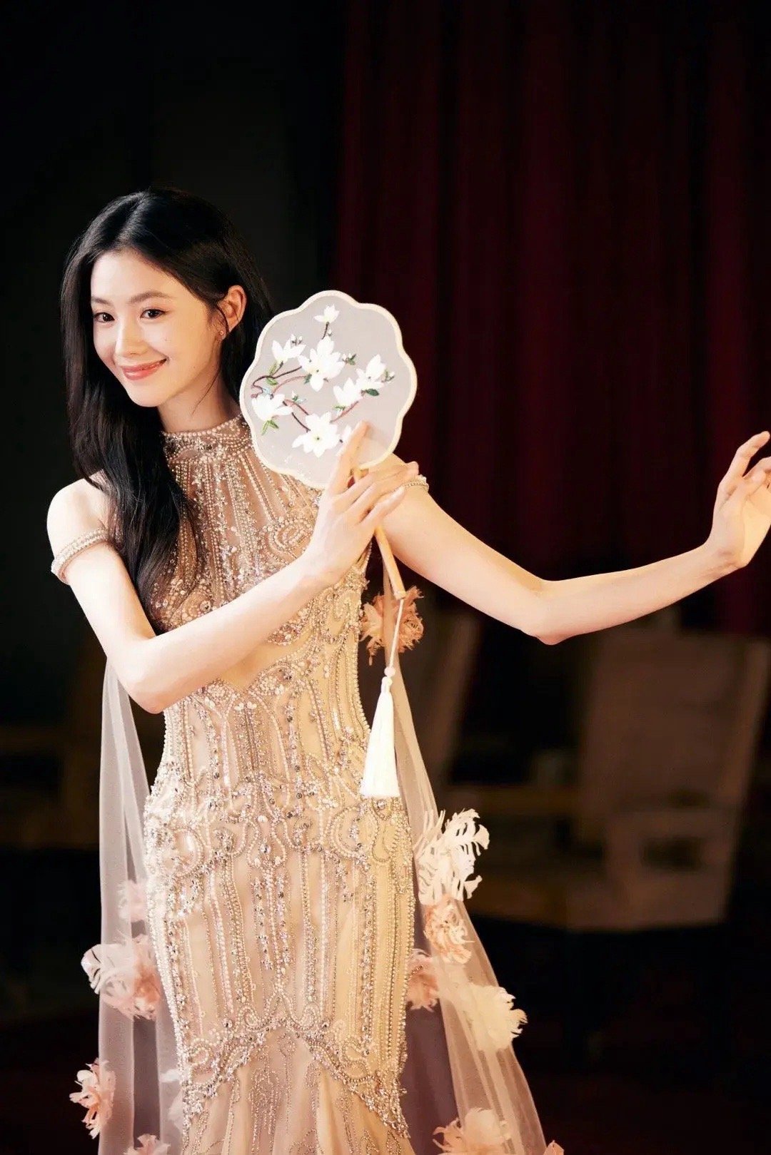 #成龙为刘浩存提裙摆#刘浩存上台领奖时，成龙大哥贴心地为刘浩存提裙摆，梦回电影《