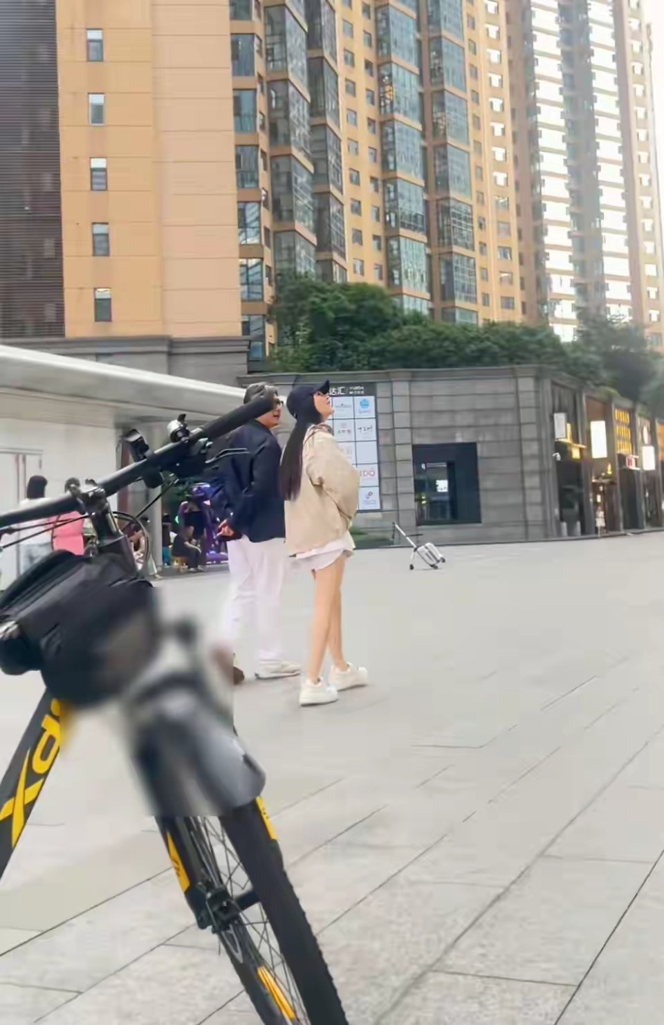 王诗龄放暑假和父母住长沙，17岁变瘦腿长，住湖南一平3万的别墅 
