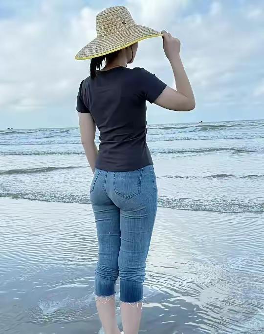 隔水望，盼君归。