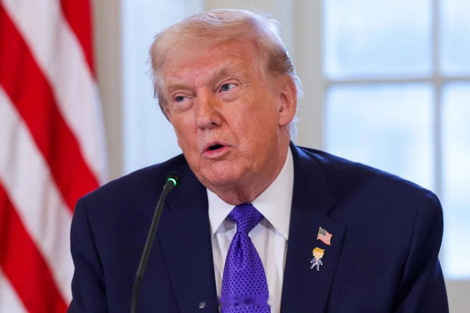 【特朗普称正在调重兵前往伊朗】美国总统特朗普当地时间1月22日在搭乘总统专机“空