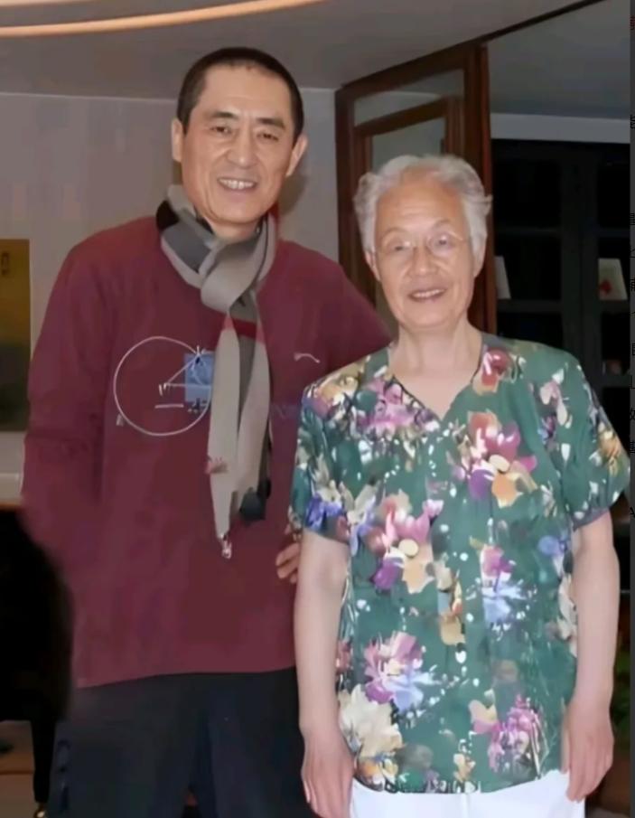 真是让人意外，原以为张艺谋是西安乡下的农民子弟，没想到一查才发现，人家全家都是妥