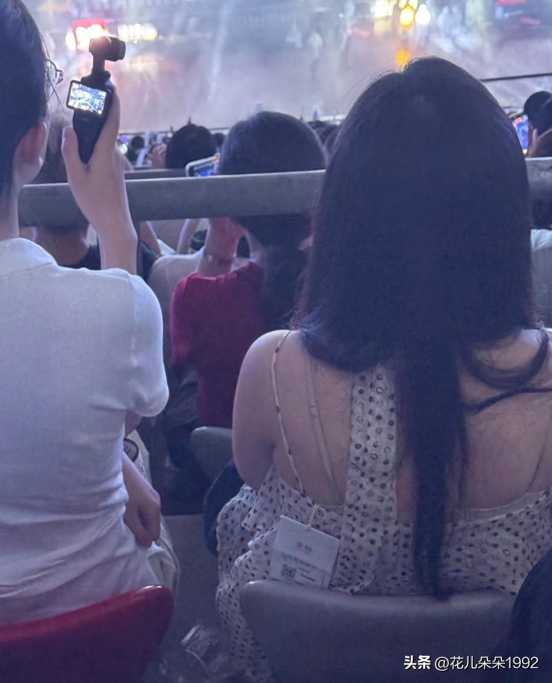 姐妹真的很勇敢
啊啊啊啊啊啊啊，姐妹很独立很勇敢啊，带着吊牌就来看薛之谦了
今天