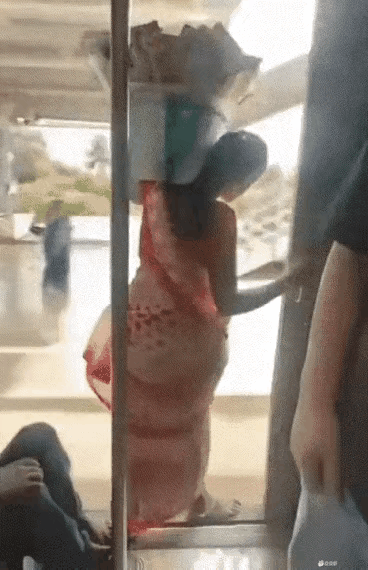 卧槽，太丝滑了，这下车技术我是真服了！这看上去完全不符合物理学惯性定律啊，三嫂是