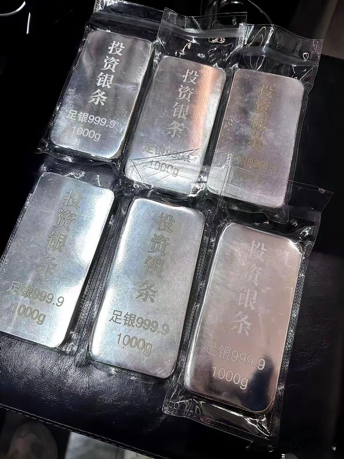 我哥真是个投资天才！
刚刚给我讲了一个关于投资的故事。他说如果用1万2买黄金，那