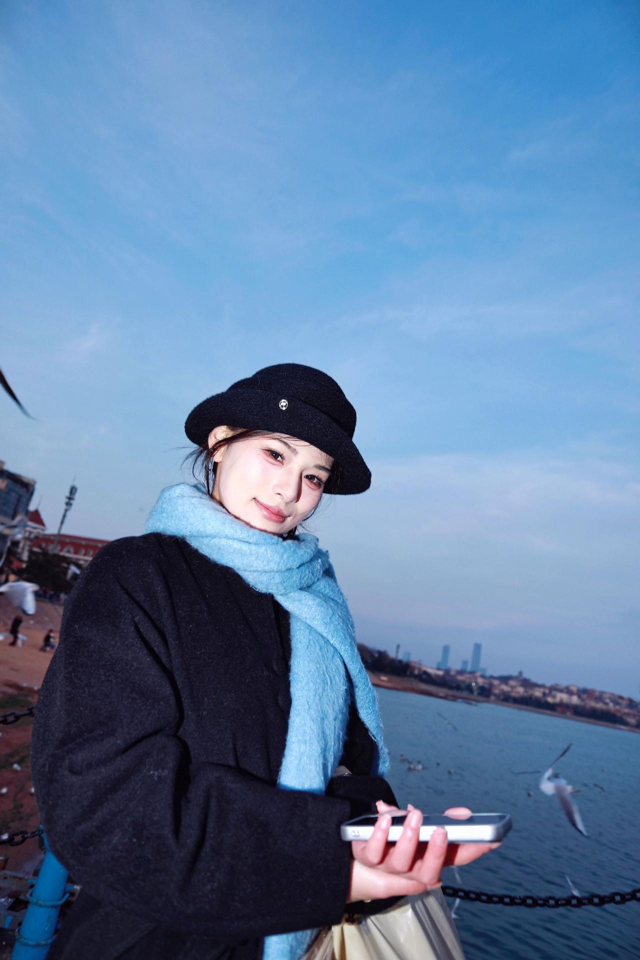 人像摄影约拍跟拍 海边ootd 蓝色治愈系围巾 我镜头里的安徽美女原创原图直出照