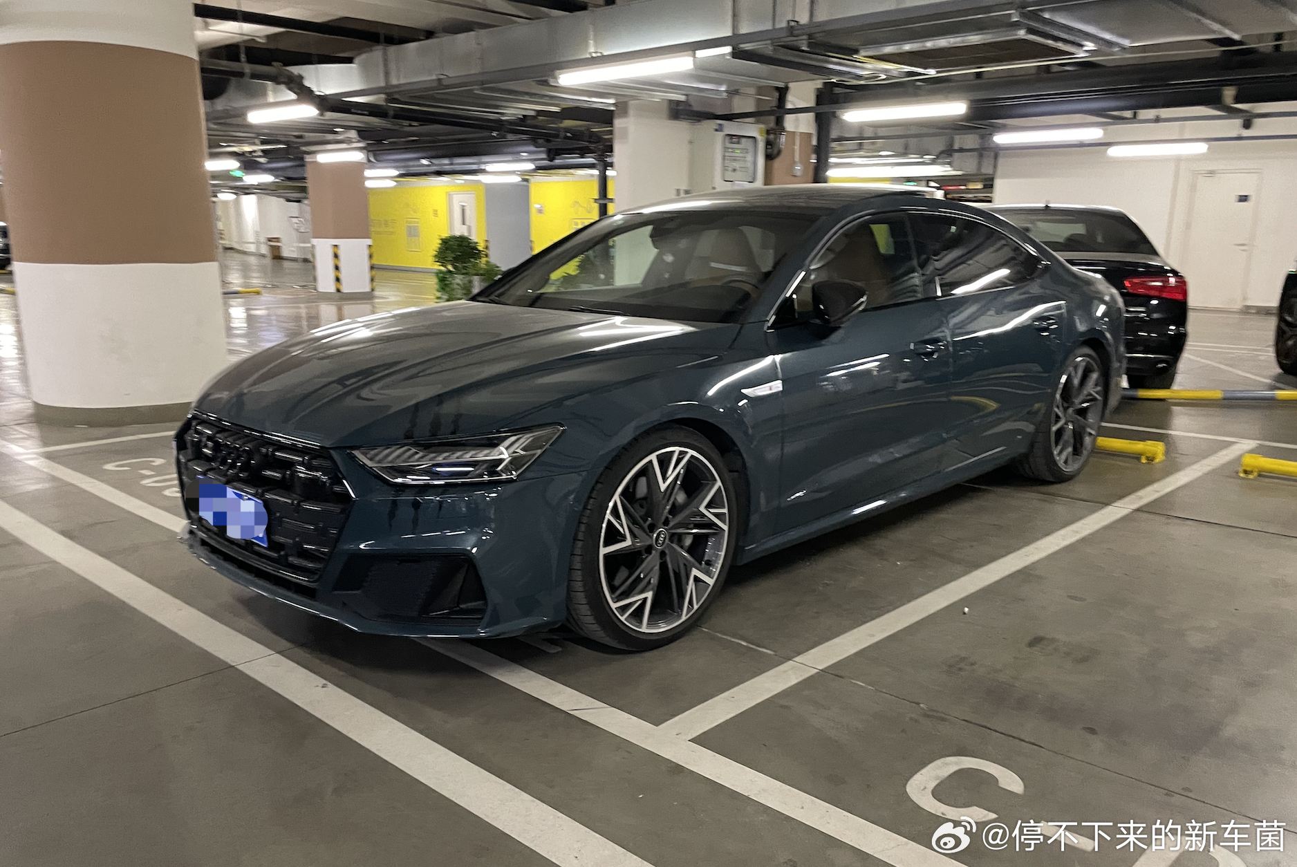 #这是你要的潮车吗# 这是第二次看到上牌的A7L，第一次也是在公司附近的路边，没