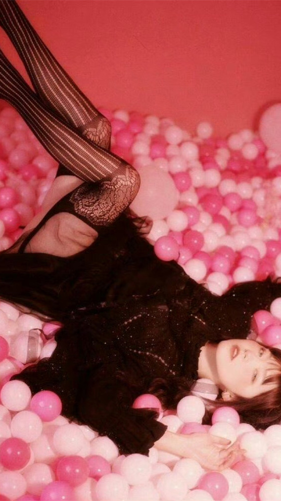 成果[诸葛大力]，暗黑风格写真小性感。成果