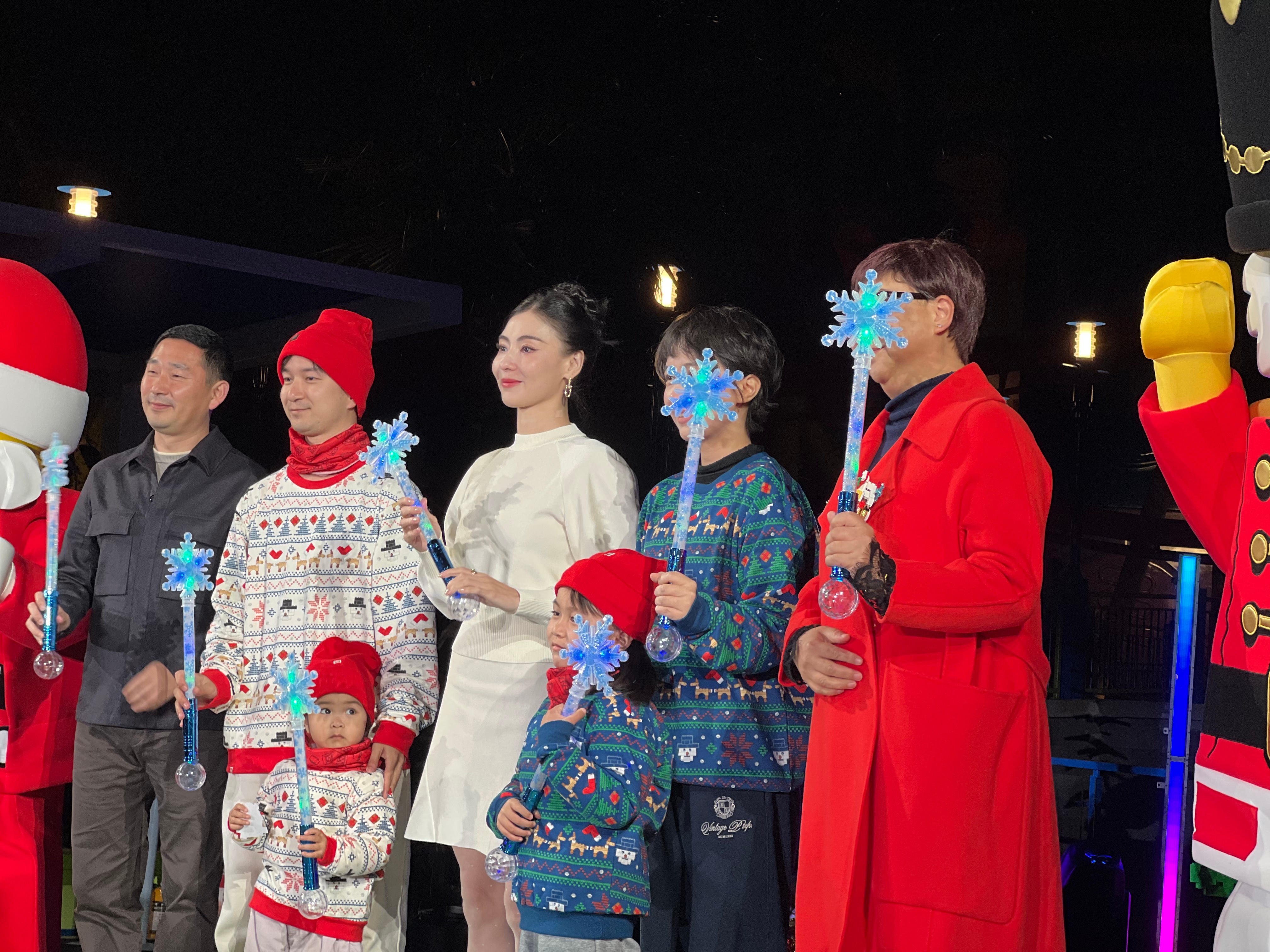 快来上海乐高乐园打卡张柏芝同款星愿树！女神亲手点亮的梦幻圣诞树，拍照超出片！晒出