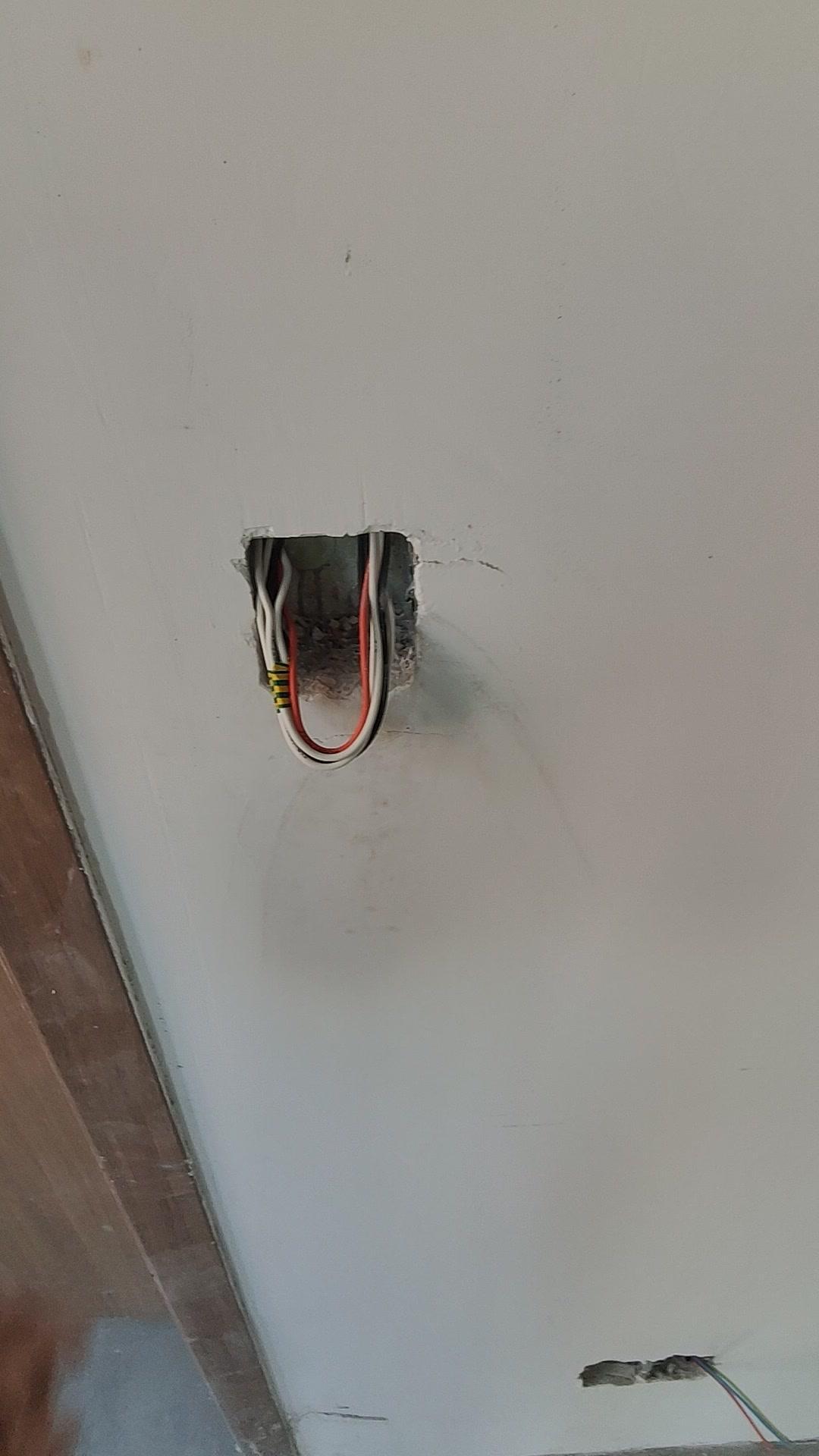 三开双控开关怎么接？其实很简单，新手也能学会。
1️⃣处理线路：先确认火线穿到L