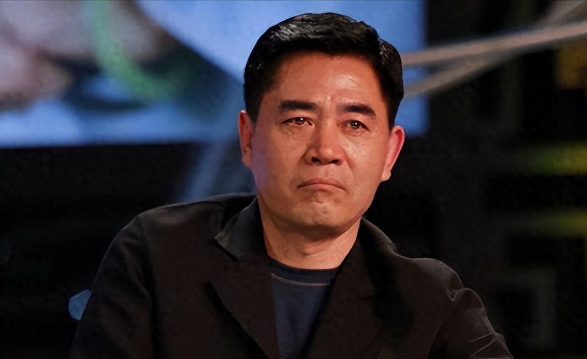 陈宝国，70岁还在拼。
当年死活不让儿子进圈，14岁就送出国读机械，生活费卡得死