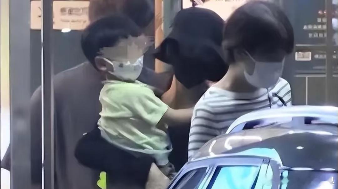 有八卦媒体捕捉到吴奇隆与刘诗诗一家三口的温馨同框画面，为这段时间备受关注的两人关