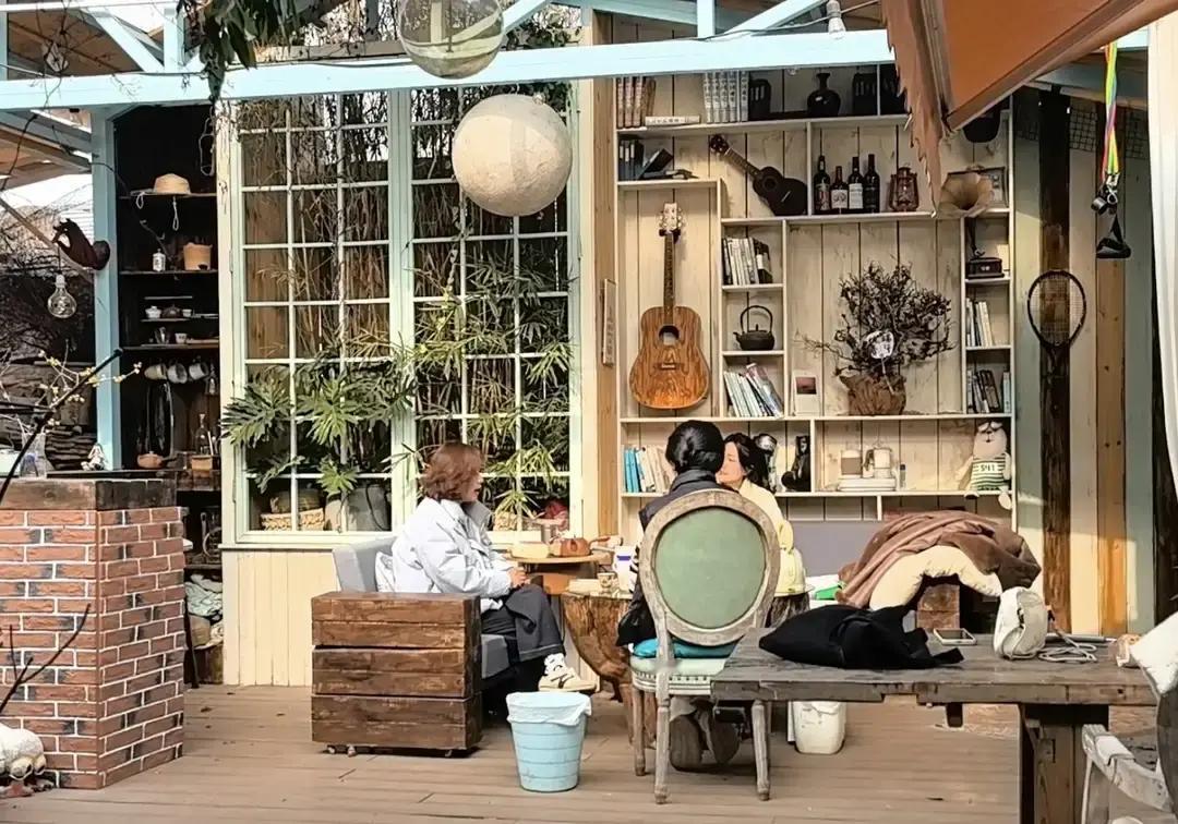 刚刷到个帖子，说中年女人把朋友圈设成三天可见，还把过去十年动态全删了。

博主说