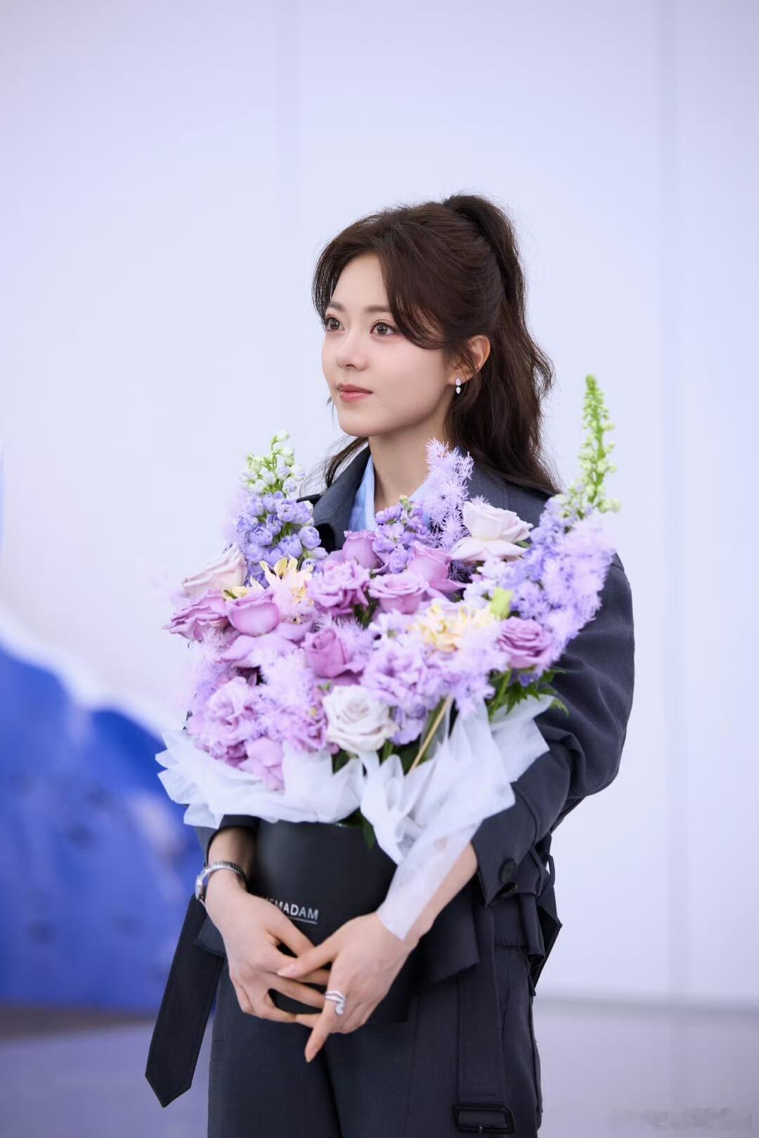 001之争，赵今麦、刘浩存两家粉丝因为深蓝汽车Title缠绵一天了，加上之前的M