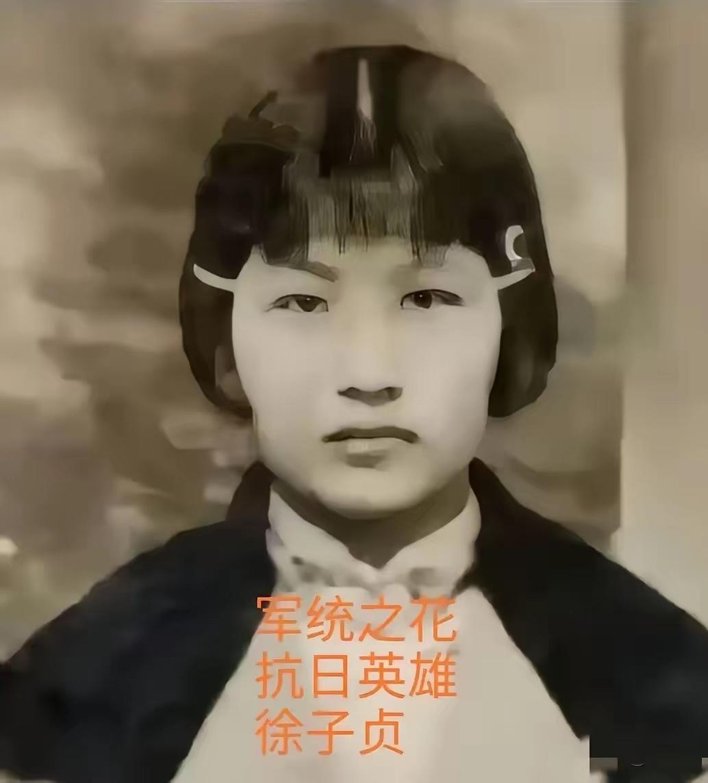 1940年深秋，青岛的街头阴云密布。一家咖啡馆内，一位衣着时髦的年轻女子微笑着抿