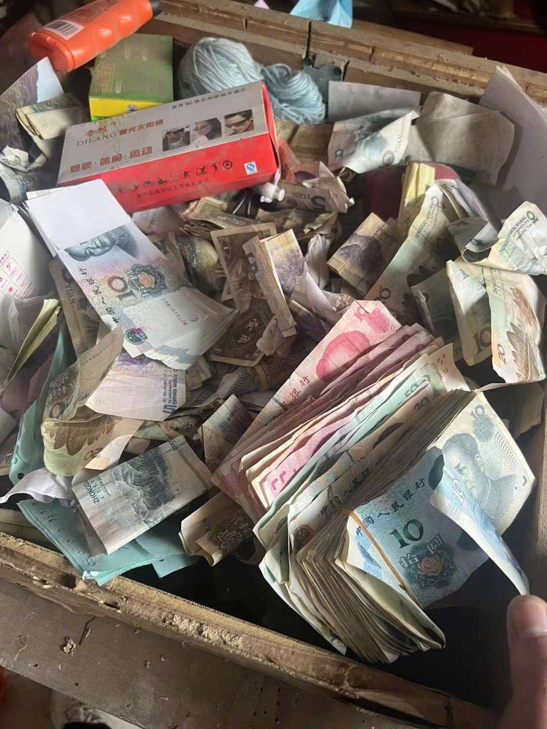 今天回老家，发现爷爷的钱还放到这柜子里，小时候天天拿，也没发现里面少，看到莫名心