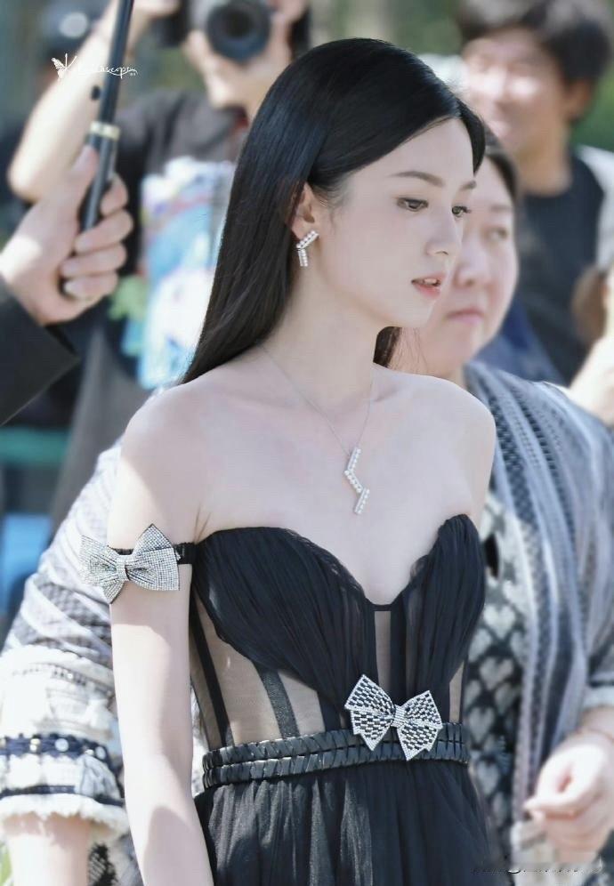 黑裙黑指甲，反而很清纯！