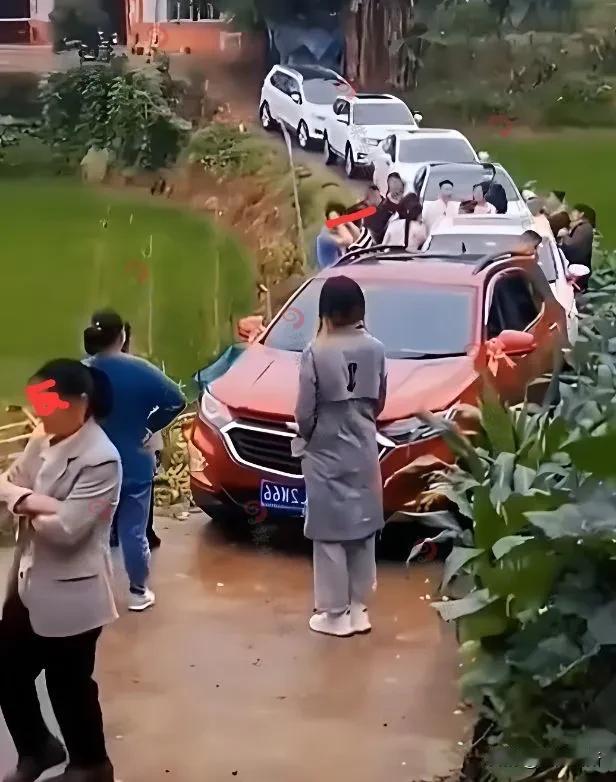 这就让我想起之前村里集体集资修路，有一户人家死活不肯，百般阻挠，提出给他们补偿费