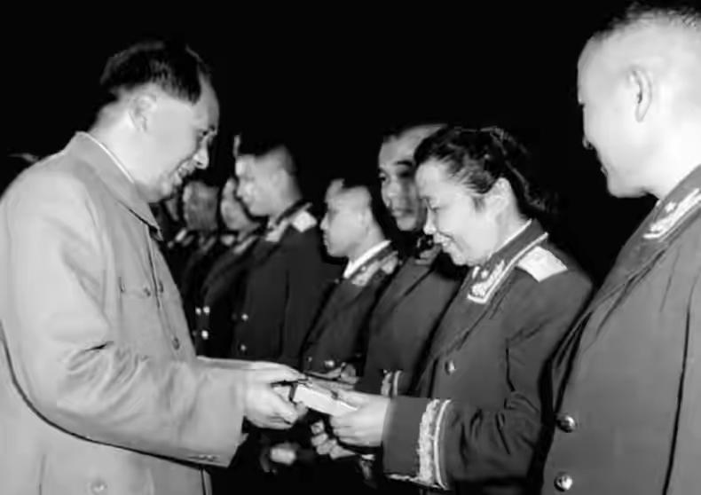她是开国将军中唯一的一位女将军，毛主席亲自给她授衔，给她颁发勋章。在授勋仪式之前