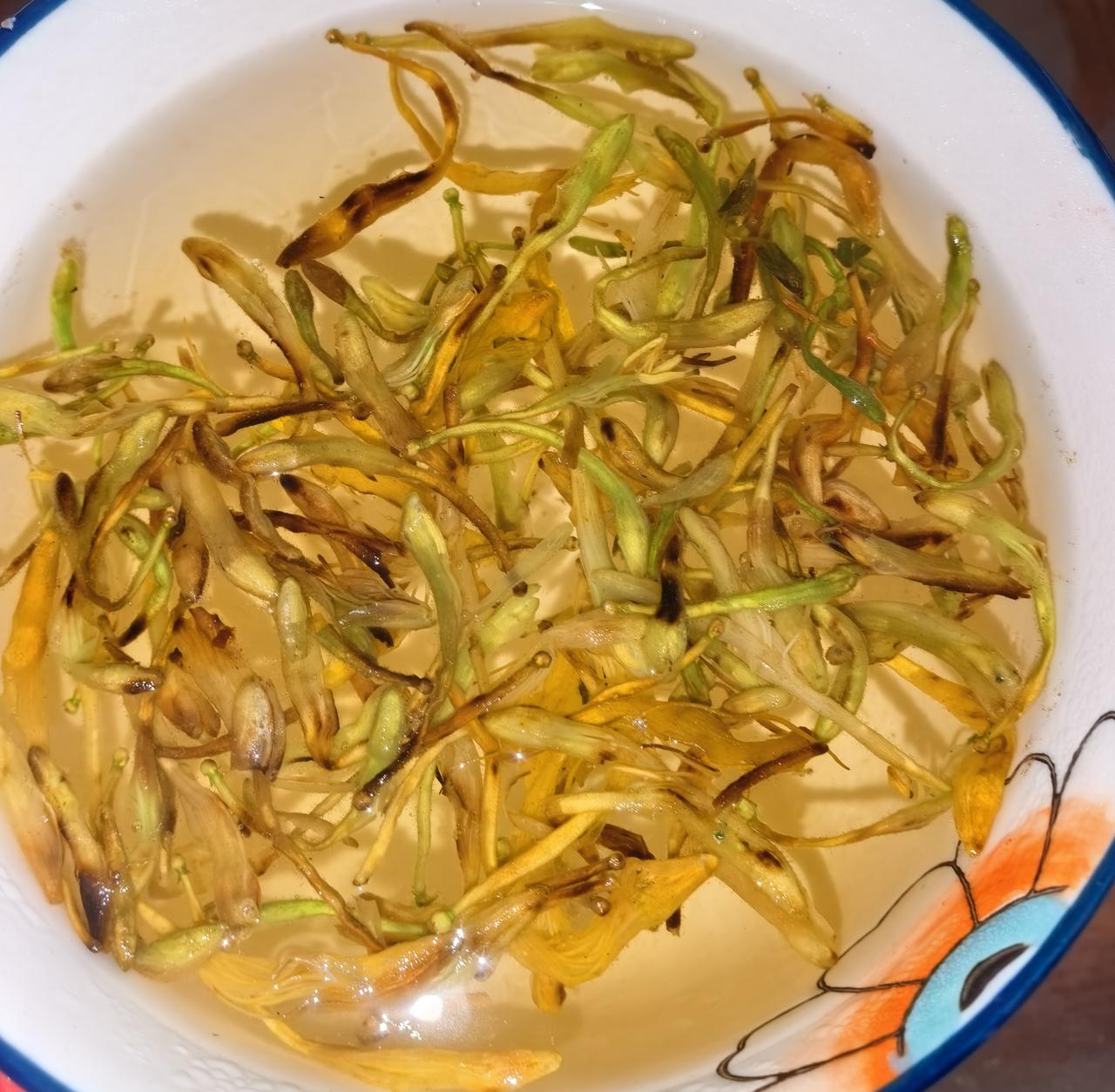 自己小院的金银花采花苞炒的茶。草木之香里藏着微苦。刚长花苞的时候就应该采，我那段