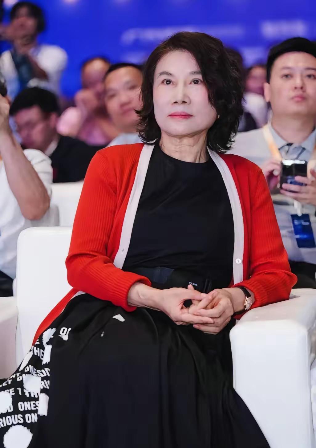 董明珠出任格力技校校长，一年学费1.5万，入校等于半只脚踏进格力。
既能学实操技