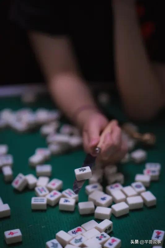 媳妇爱打麻将，这事儿挺让人头疼。我有个朋友，他媳妇一有空就去麻将馆，家里啥事儿都