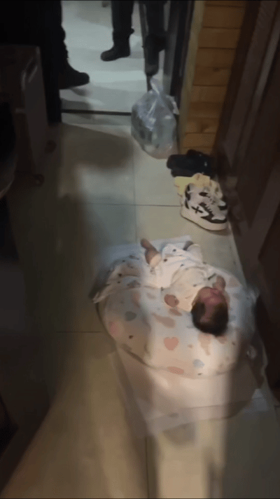 这啥情况，撒气能给一个幼儿身上？福建一位妈妈把孩子放在前夫家门口地上，声称身上所