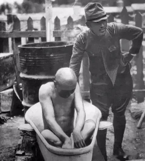 1940年，一个日本军官带人冲进了一个农户家，在屠杀了农户一家三口后，日军开始洗