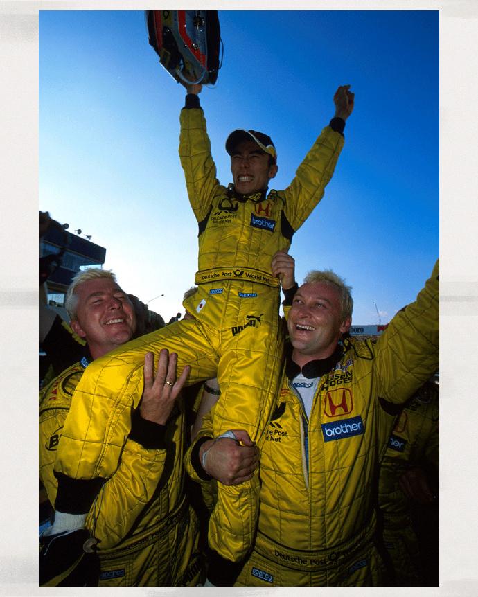 今天F1官方账号晒出了40年前的铃鹿市的赛车画面，当时没有那么多的科技来记录，所