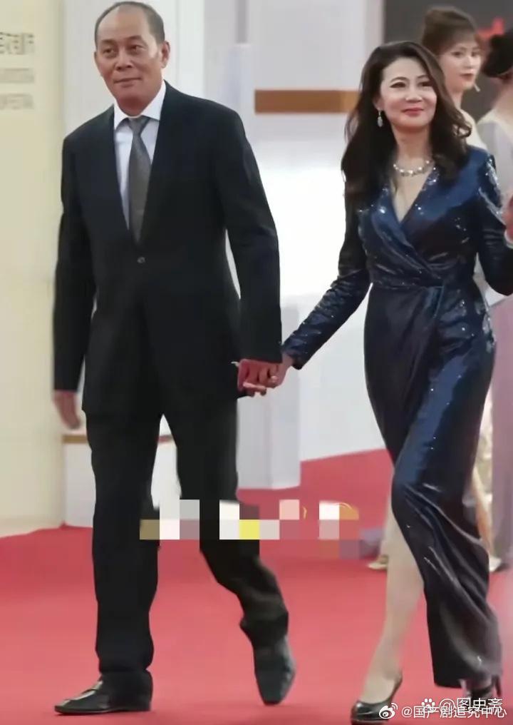 2026年金鸡奖，张光北牵着妻子陈炜一同走红毯时的一幕，陈炜身穿一袭镶亮片的紧身