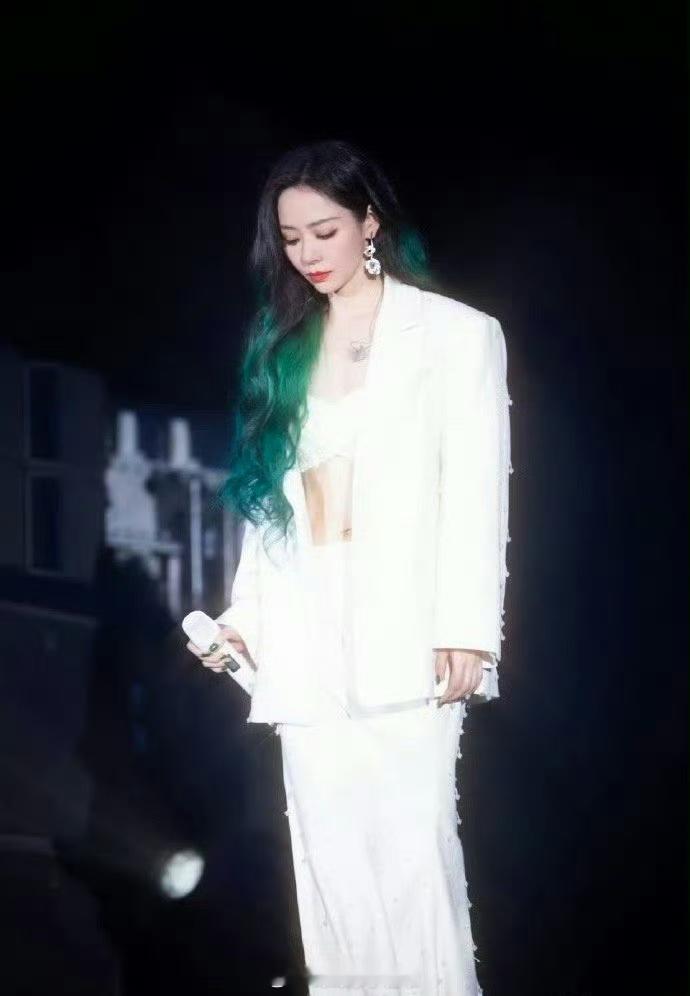 张靓颖25场演唱会收官  张靓颖世巡收官 张靓颖的状态真的是越来越好了啊，看张靓