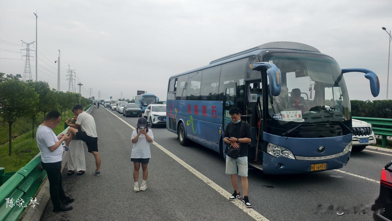 此刻，西汉高速堵车，据说一辆货车翻车，正在帮忙倒货中，不知道还有多久高速道路侧翻