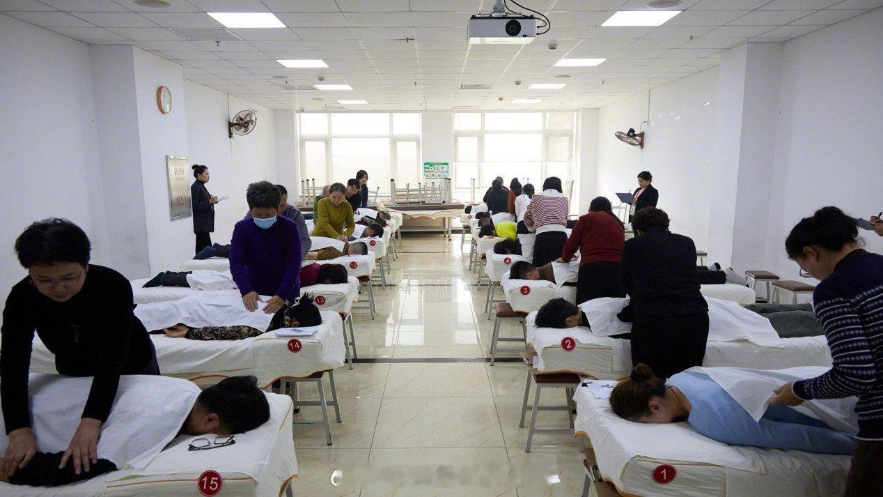 来北按学手艺太火了北按学校报名火爆 北按学校报名火热折射技能成才时代新风。“手艺