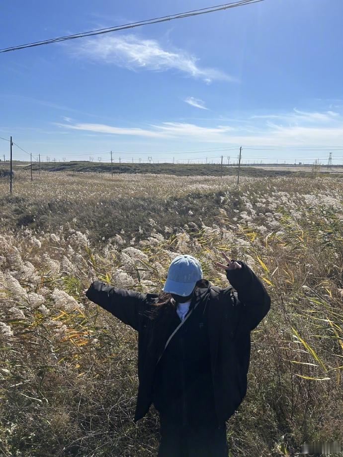 杨幂在节气博中分享吃铁锅炖的体验，将节气仪式感融入日常美食，画面传递出惬意的生活