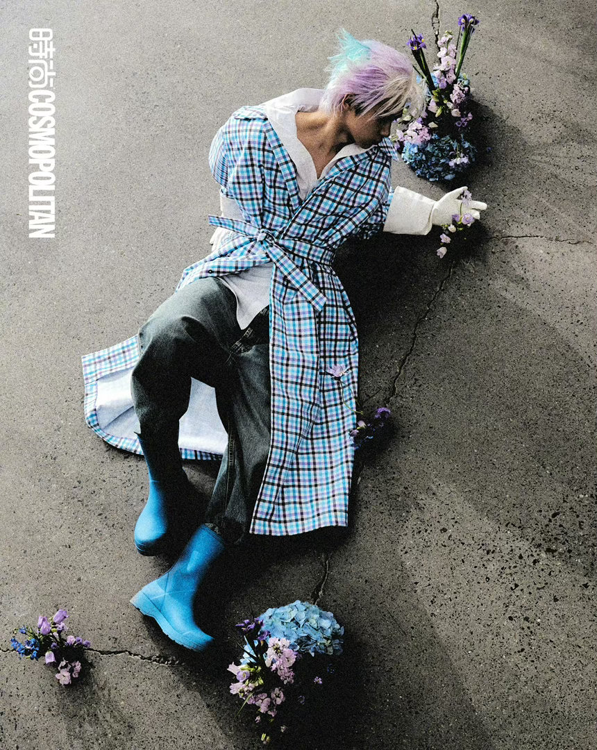 梓渝登上《时尚 COSMO 》六月刊封面，解锁主流女刊首秀。整体风格融合了未来主