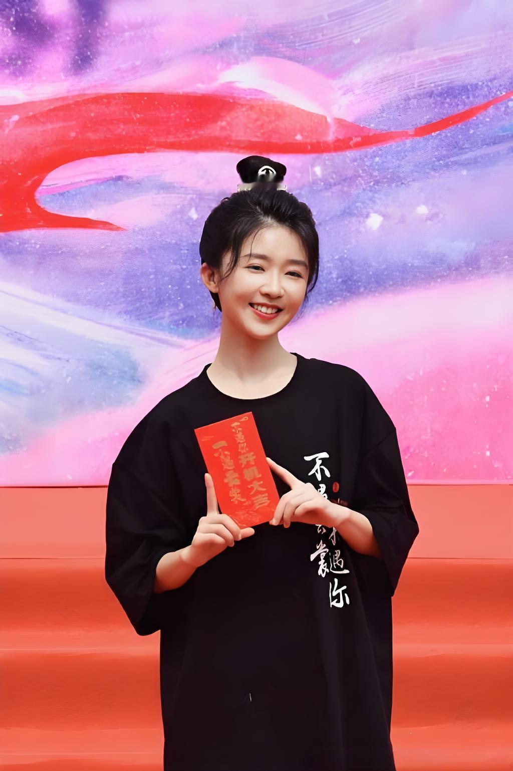 她做的这些事，
让人细思极恐啊…

宋伊人，照片上笑得可开心了，不知是不是心里原