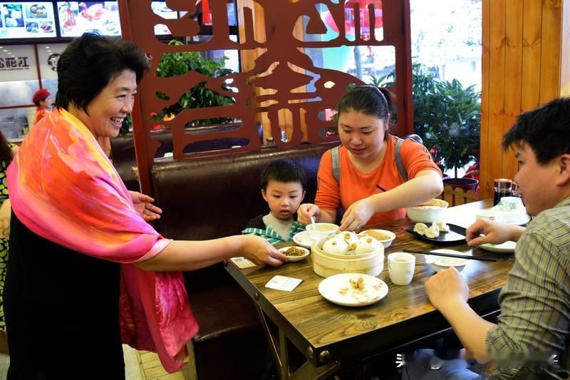 北京一饺子馆排队15000多桌 冬至那天，北京金谷园饺子馆火出圈了。截至21日晚